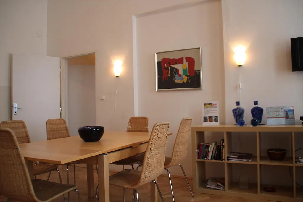 הקונטקטים של Apartment Anna